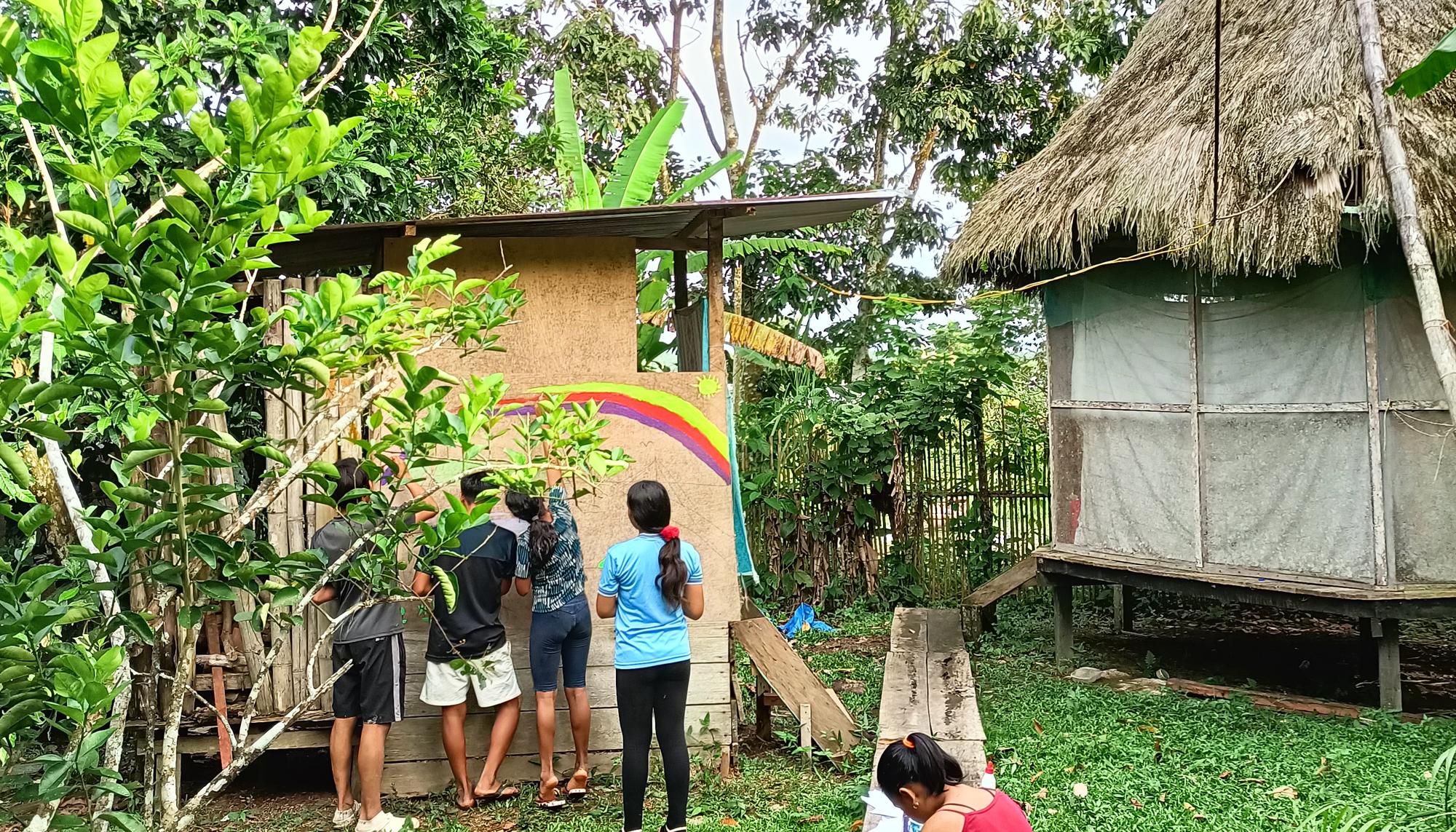 Momento de encuentro con la comunidad en uno de los viajes solidarios. (Autoría: Viajes Tumaini)